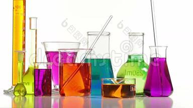 几个不同形状和颜色的实验室瓶子